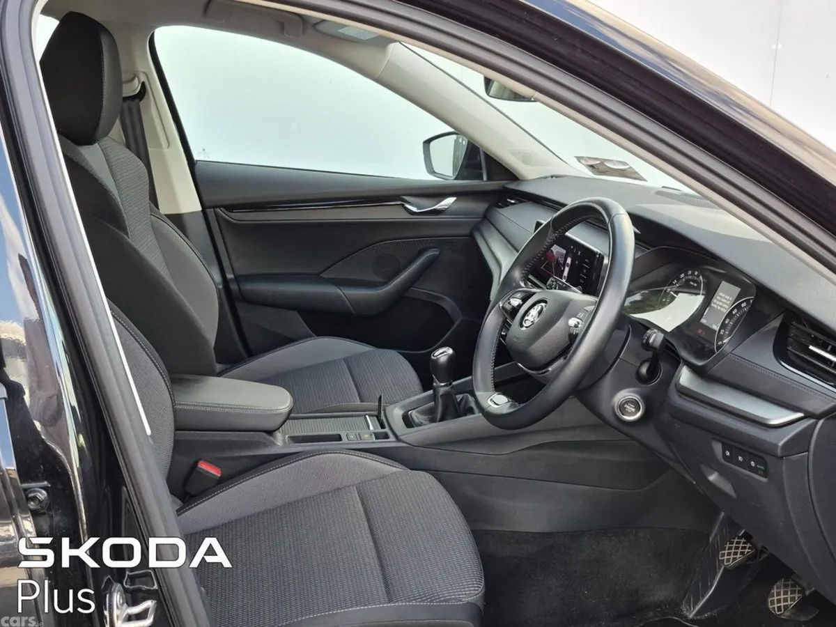 Skoda Octavia Saloon, Diesel, 2023, Black