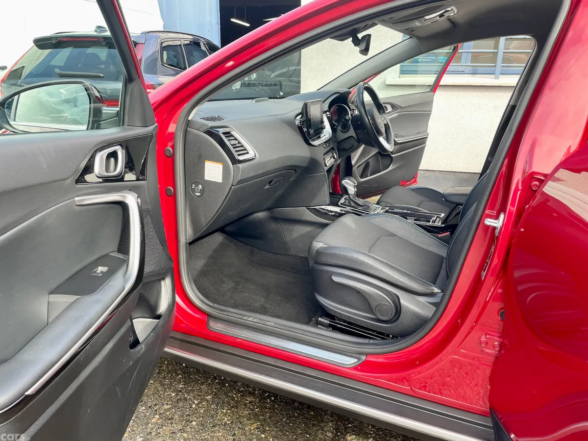 Kia XCeed Hatchback, Petrol Plug-in Hybrid, 2023, Red