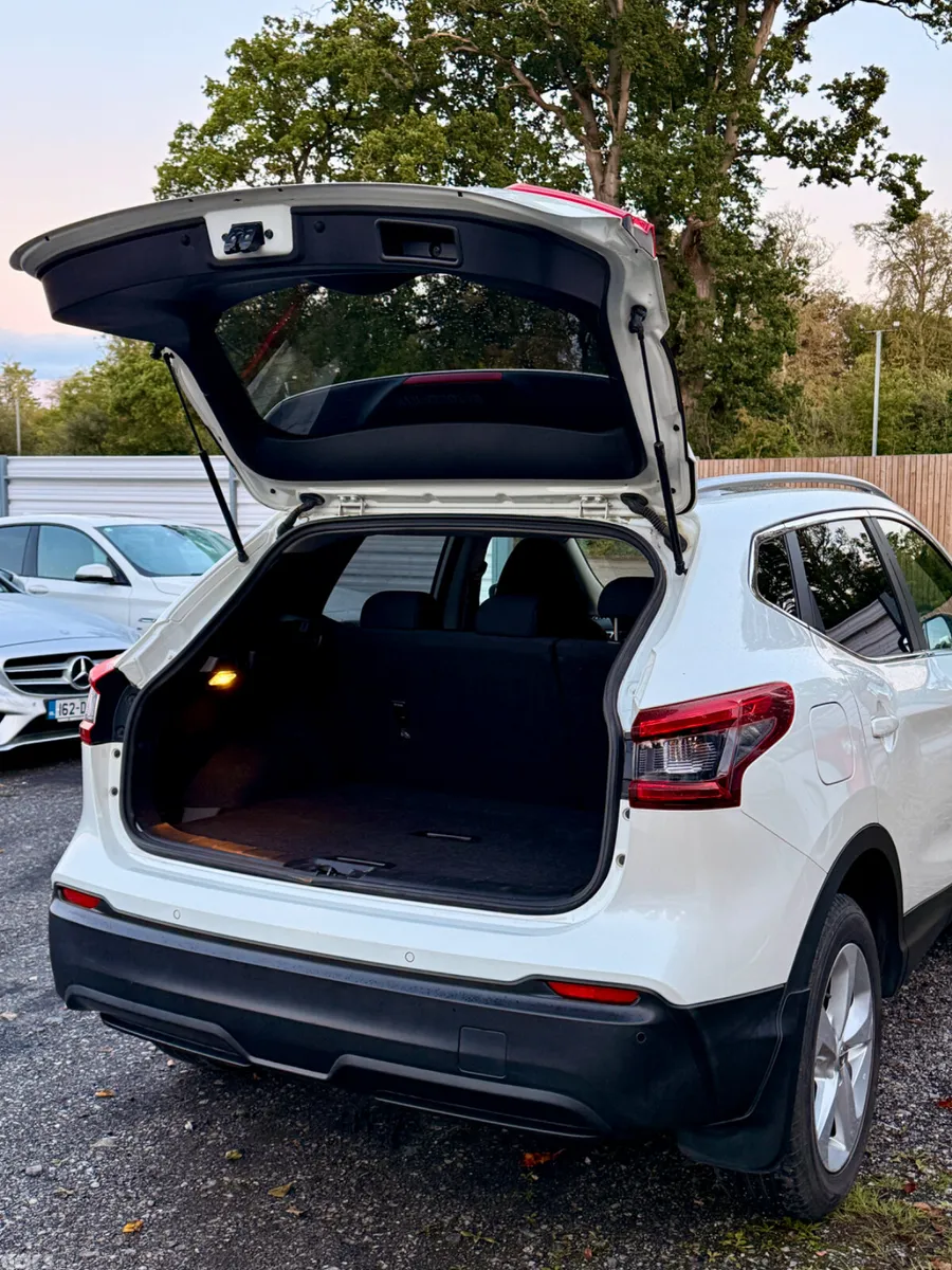 Nissan Qashqai MPV, Petrol, 2018, White