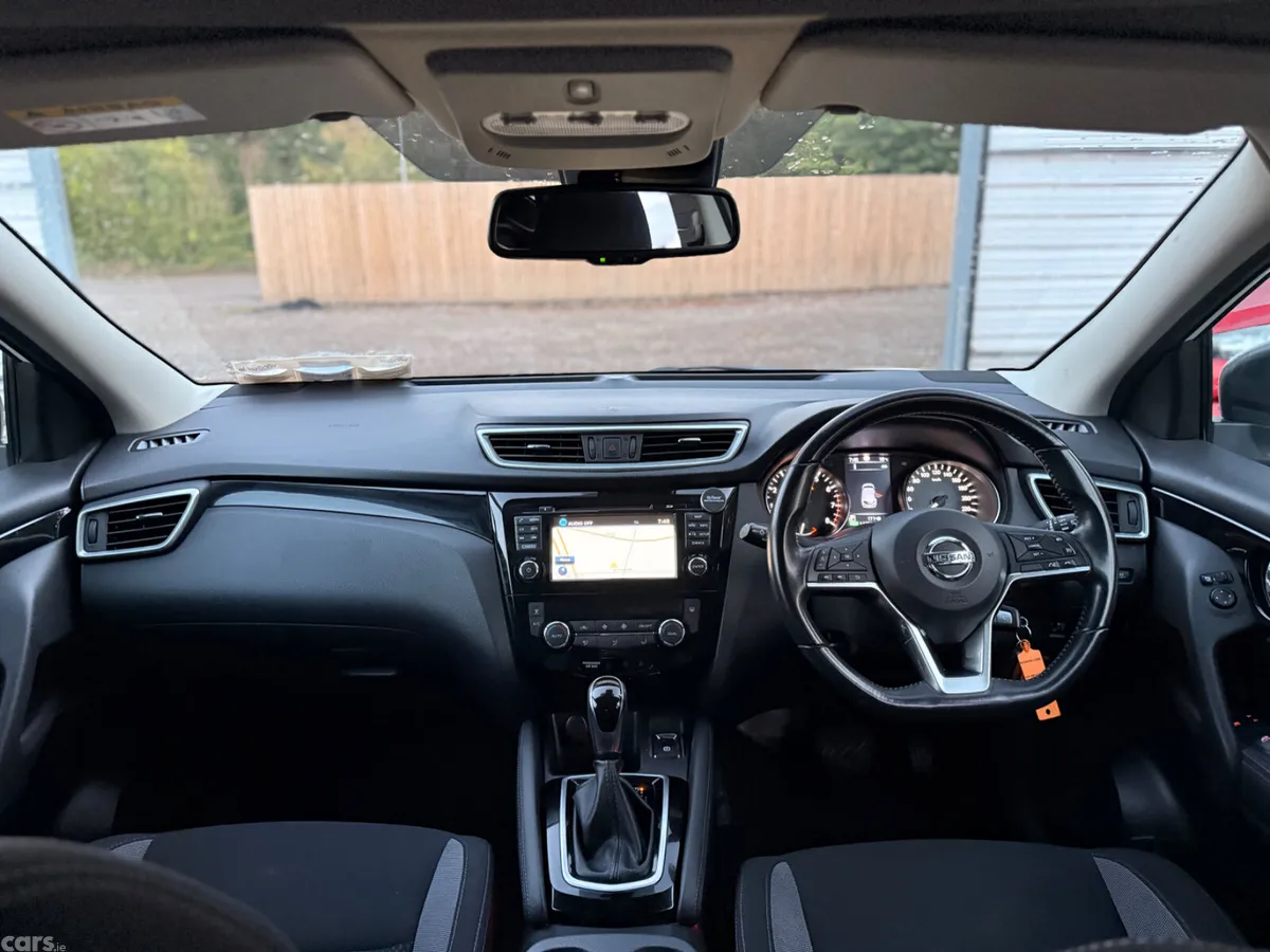 Nissan Qashqai MPV, Petrol, 2018, White