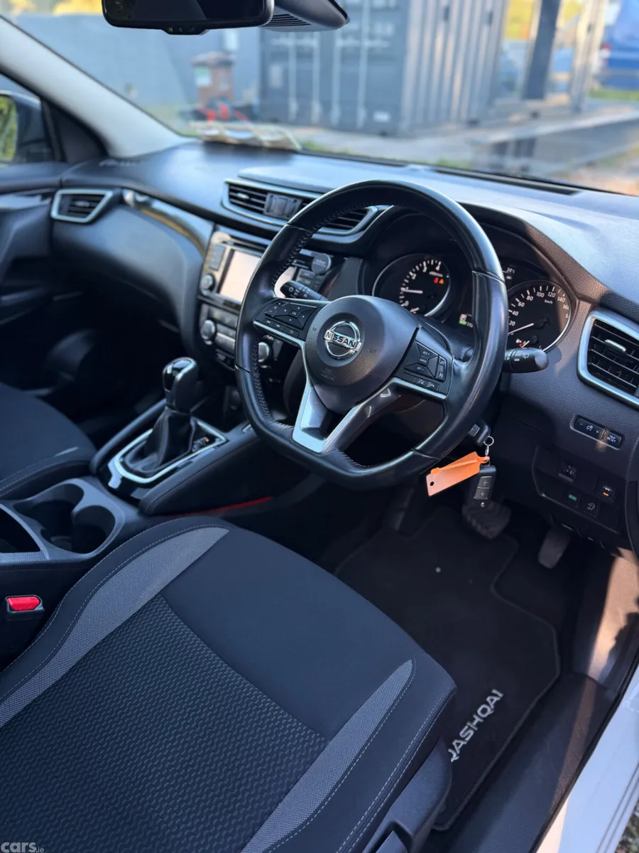 Nissan Qashqai MPV, Petrol, 2018, White