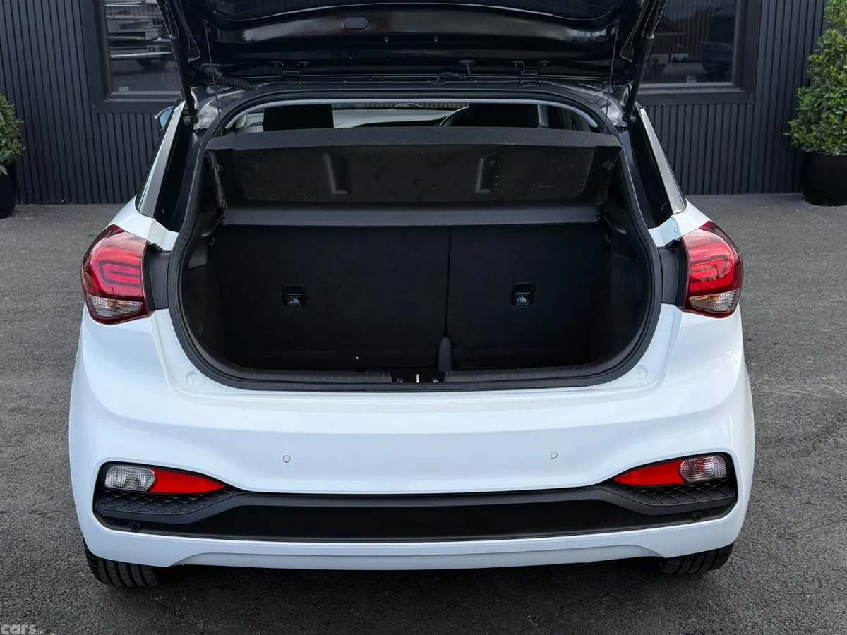 Hyundai i20 Hatchback, Petrol, 2019, White