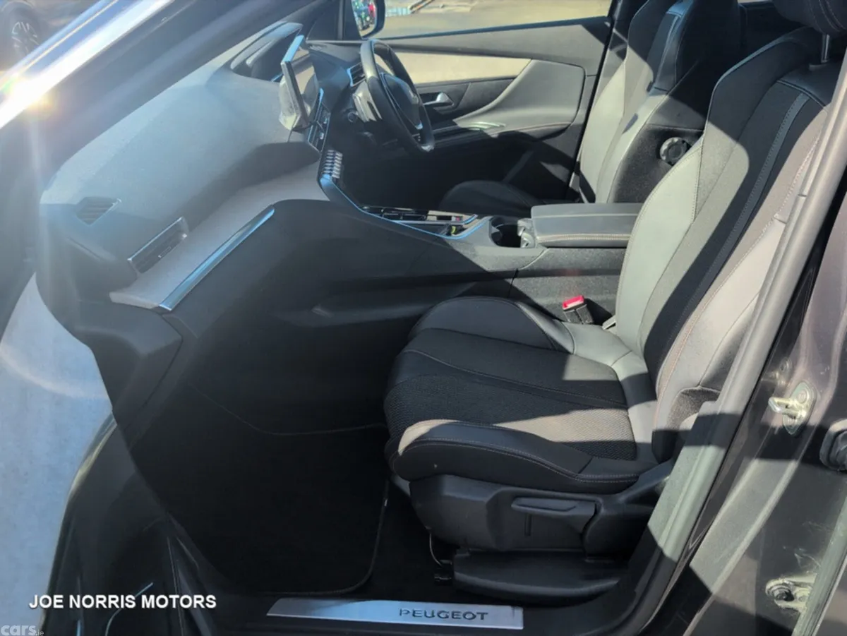 Peugeot 5008 MPV, Petrol Hybrid, 2024, Grey