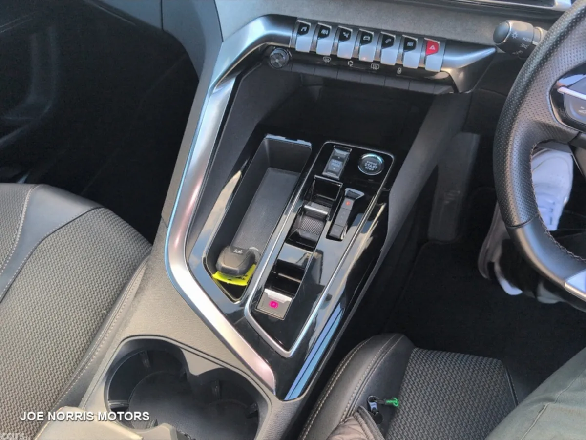 Peugeot 5008 MPV, Petrol Hybrid, 2024, Grey
