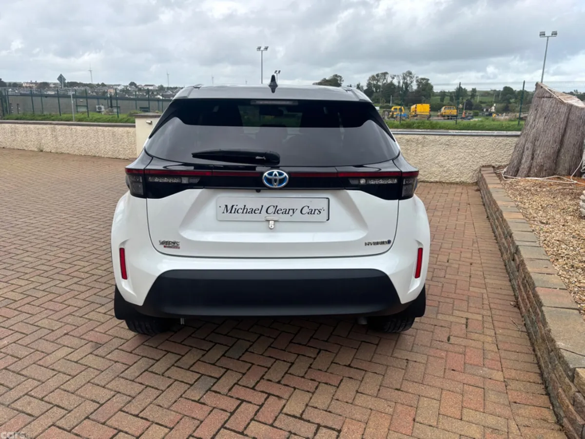 Toyota Yaris Cross Hatchback, Petrol Hybrid, 2023, White