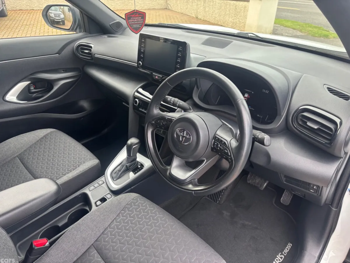 Toyota Yaris Cross Hatchback, Petrol Hybrid, 2023, White