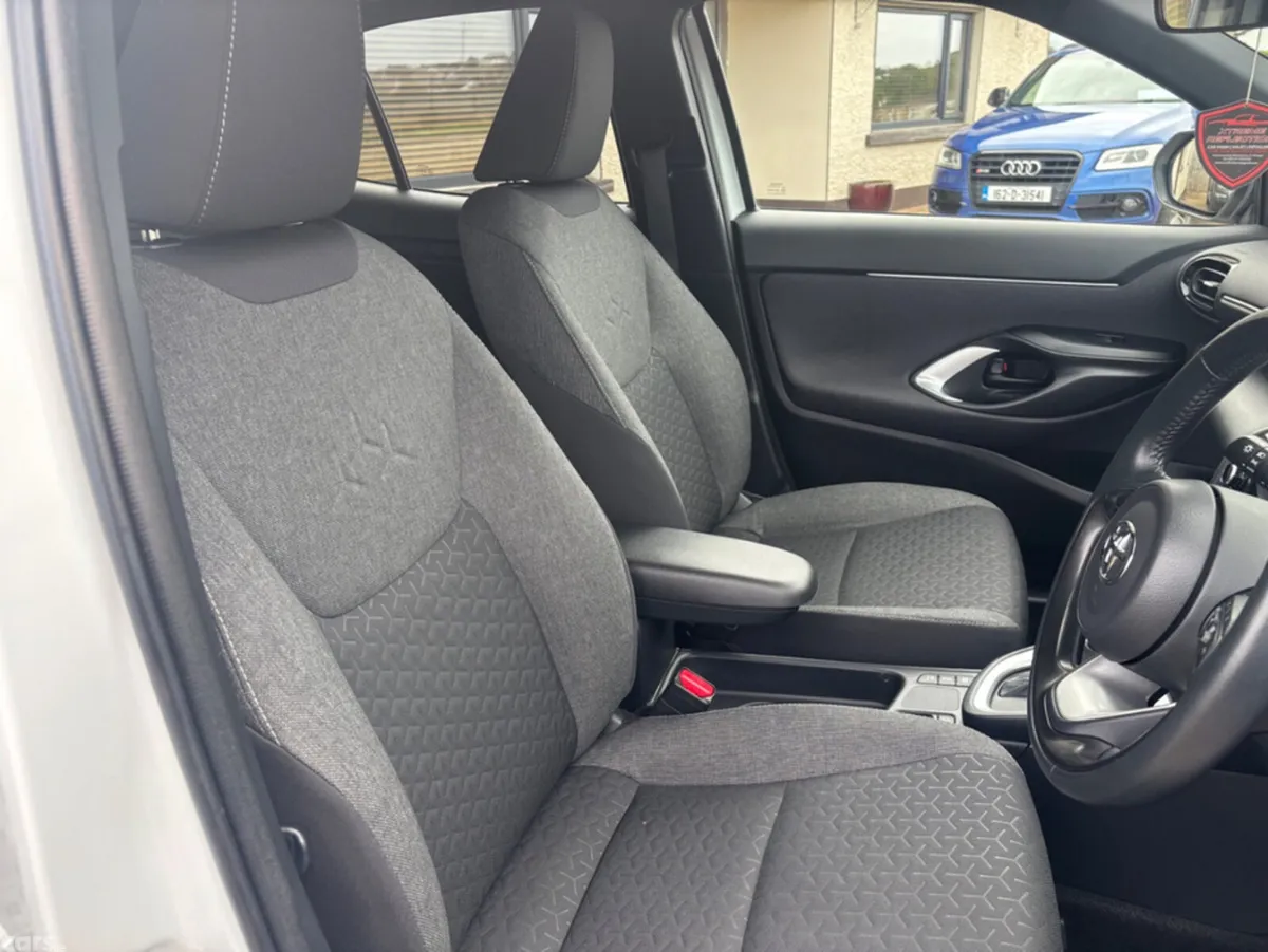 Toyota Yaris Cross Hatchback, Petrol Hybrid, 2023, White