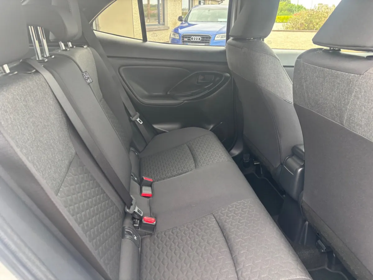 Toyota Yaris Cross Hatchback, Petrol Hybrid, 2023, White