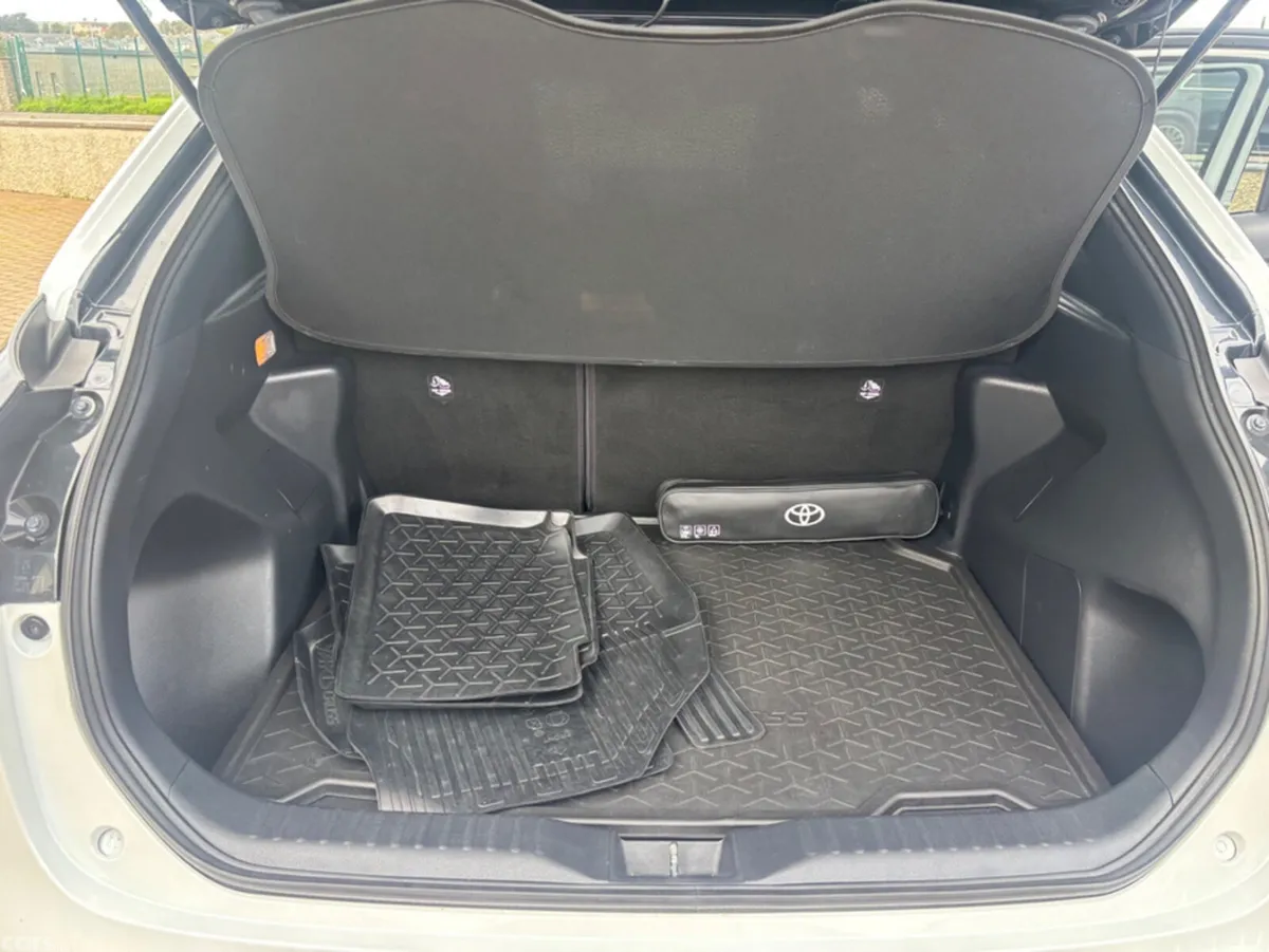Toyota Yaris Cross Hatchback, Petrol Hybrid, 2023, White