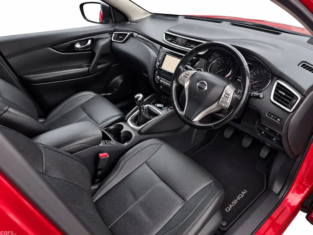 Nissan Qashqai SUV, Diesel, 2017, Red