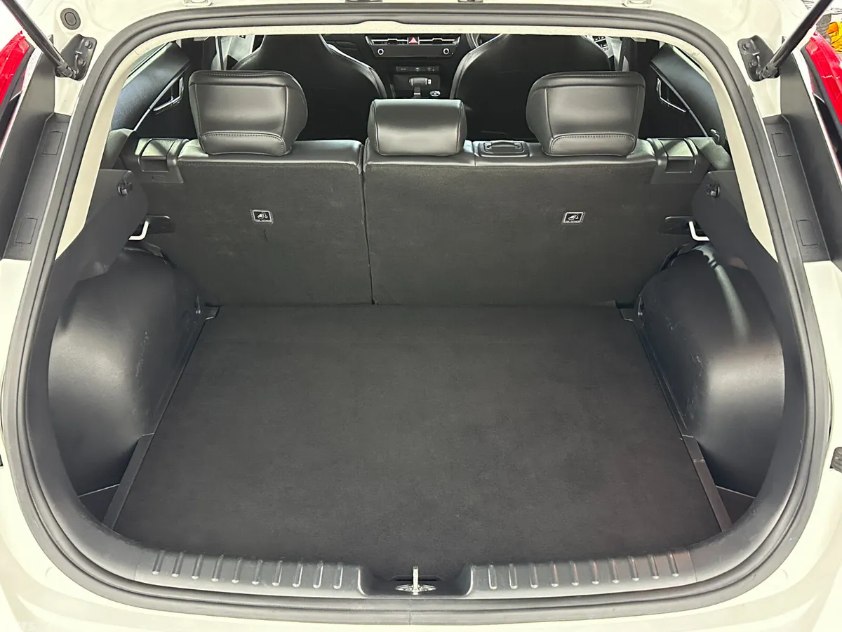 Kia Niro SUV, Petrol Hybrid, 2024, White