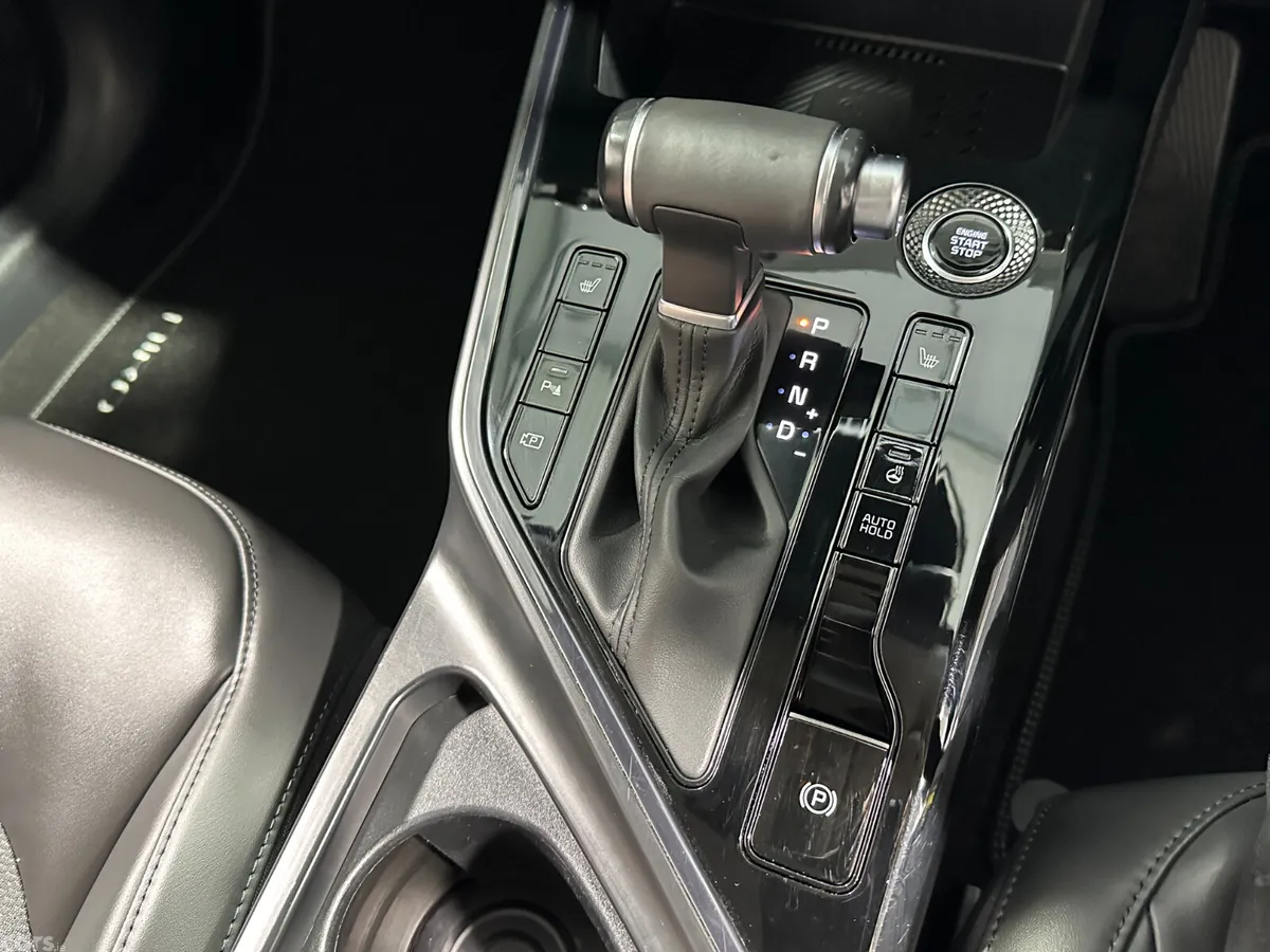 Kia Niro SUV, Petrol Hybrid, 2024, White