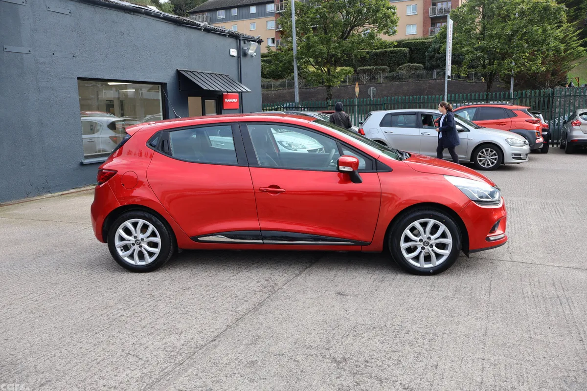 Renault Clio Hatchback, Petrol, 2019, Red