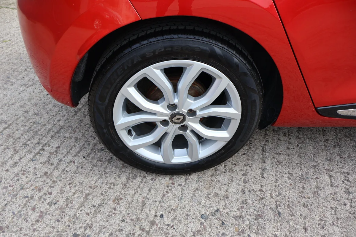 Renault Clio Hatchback, Petrol, 2019, Red
