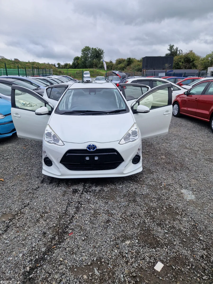 Toyota Aqua Hatchback, Petrol Hybrid, 2017, White