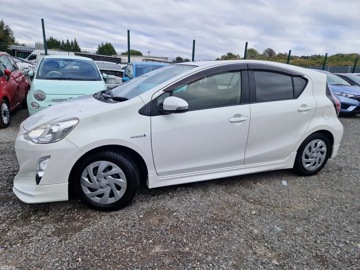 Toyota Aqua Hatchback, Petrol Hybrid, 2017, White