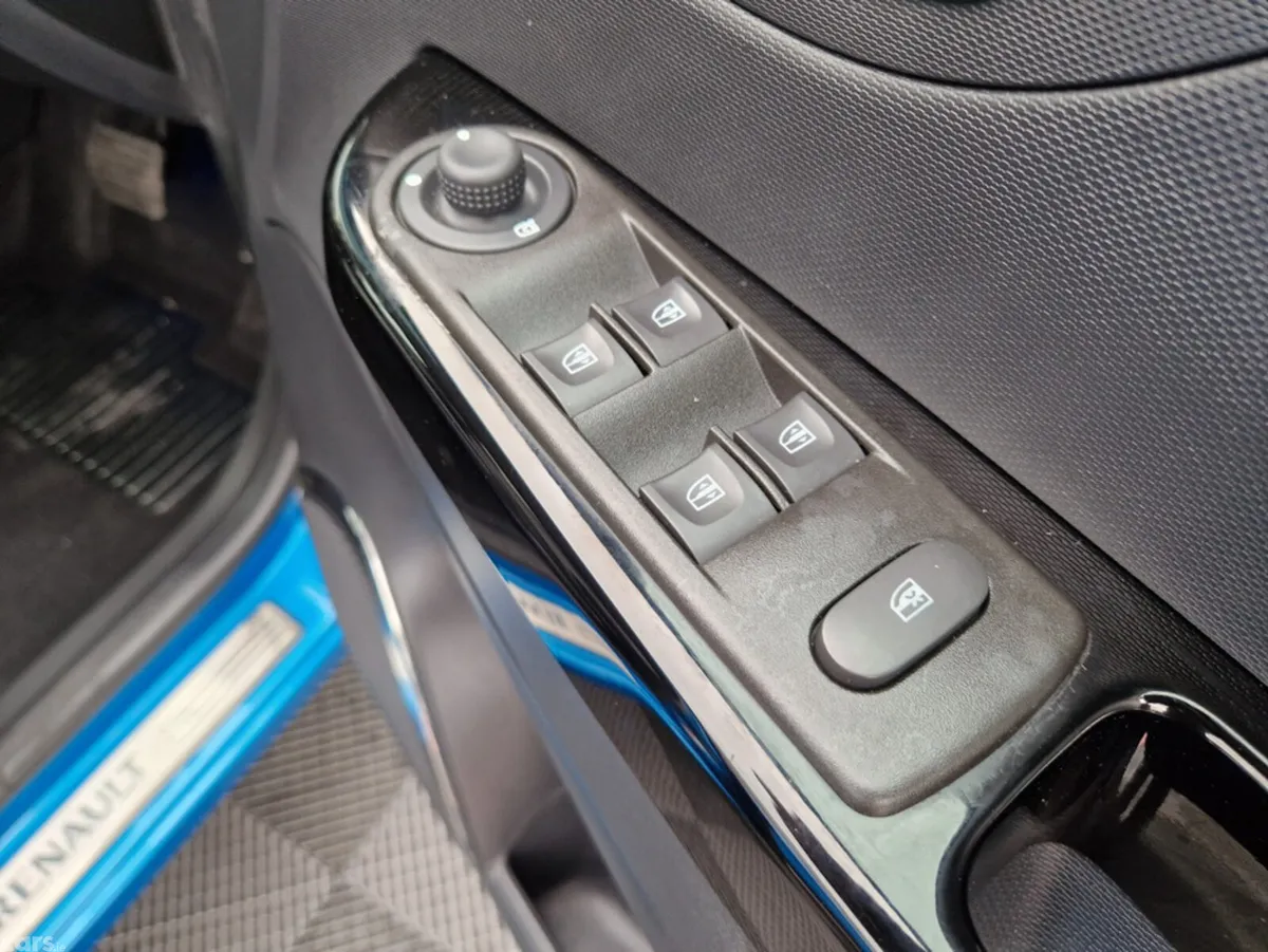 Renault Captur Hatchback, Petrol, 2015, Blue