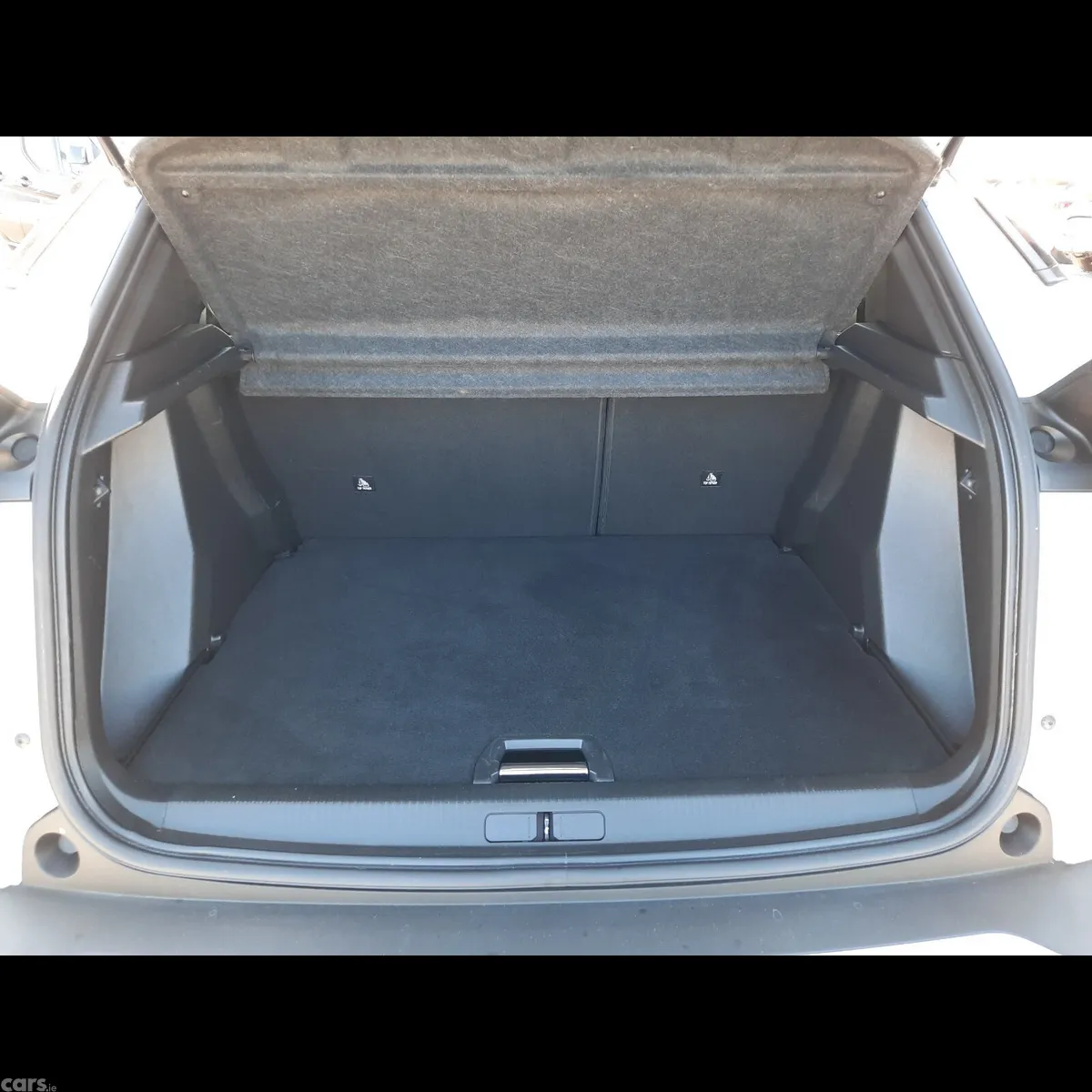 Peugeot 2008 MPV, Petrol, 2023, White