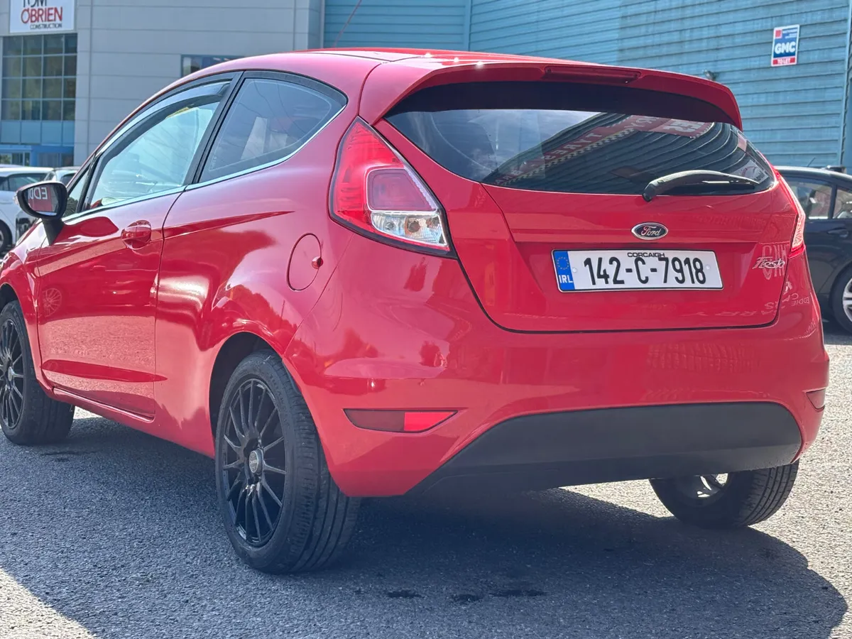 Ford Fiesta Hatchback, Petrol, 2014, Red
