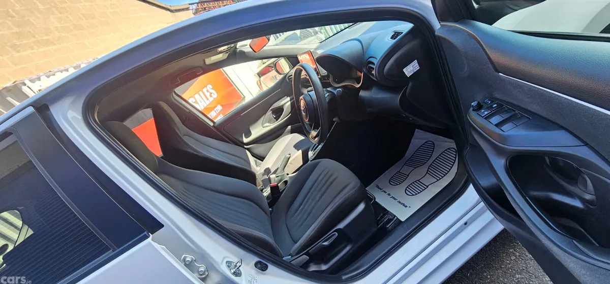 Toyota Yaris Hatchback, Petrol, 2021, White