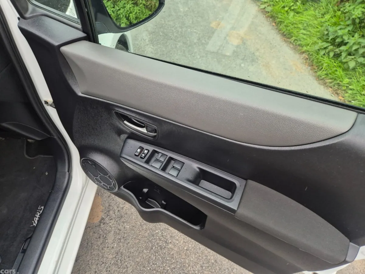 Toyota Yaris Hatchback, Petrol, 2014, White