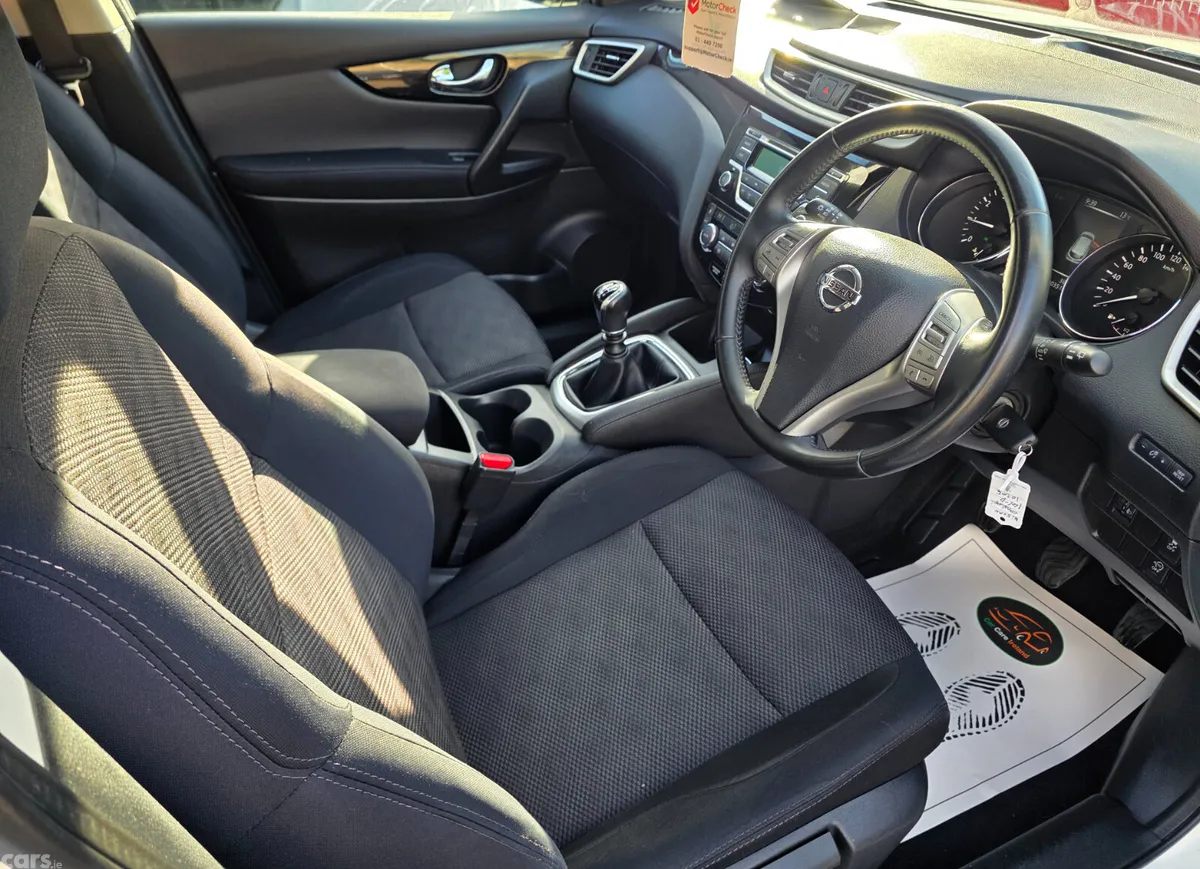 Nissan Qashqai Hatchback, Petrol, 2014, White