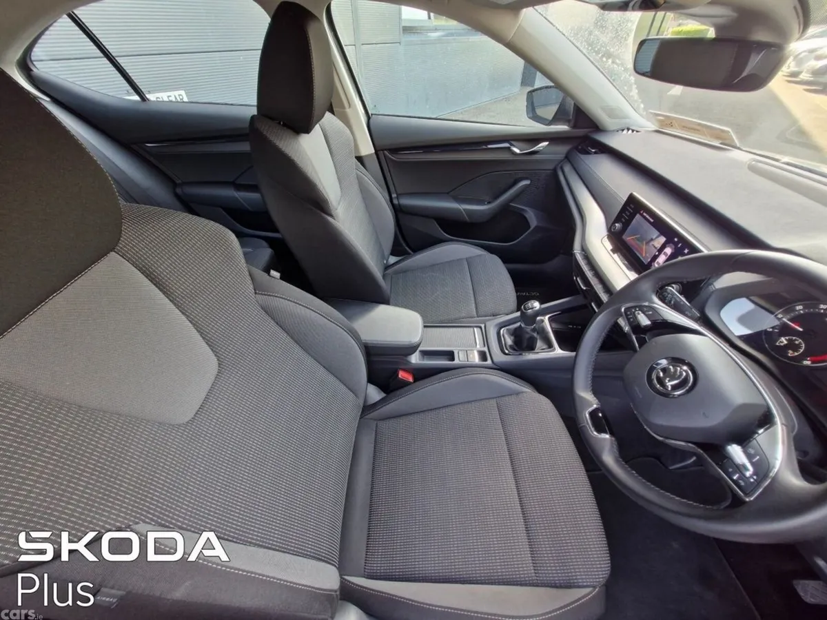 Skoda Octavia Saloon, Petrol, 2024, Grey