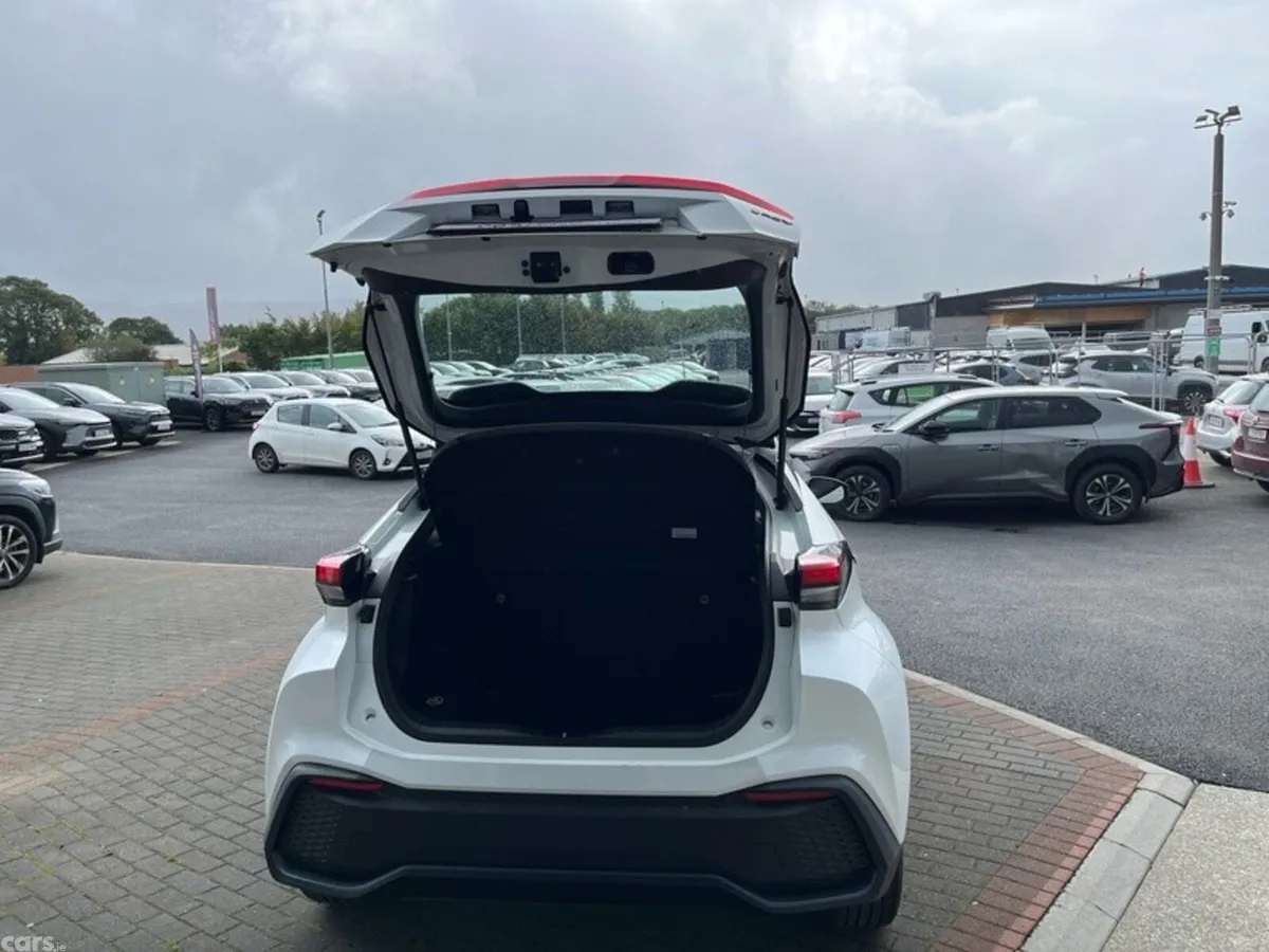 Toyota C-HR SUV, Petrol Hybrid, 2024, White