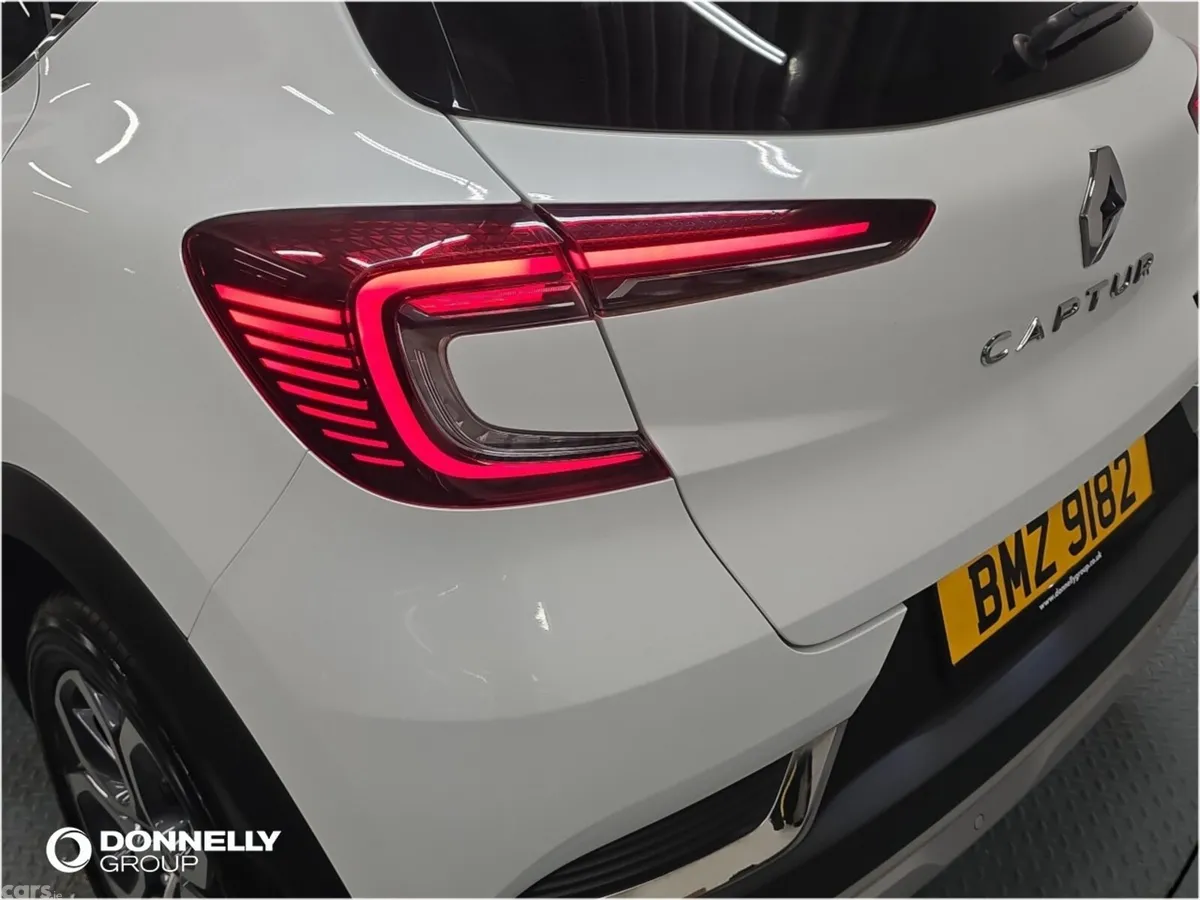 Renault Captur Hatchback, Petrol Hybrid, 2023, White