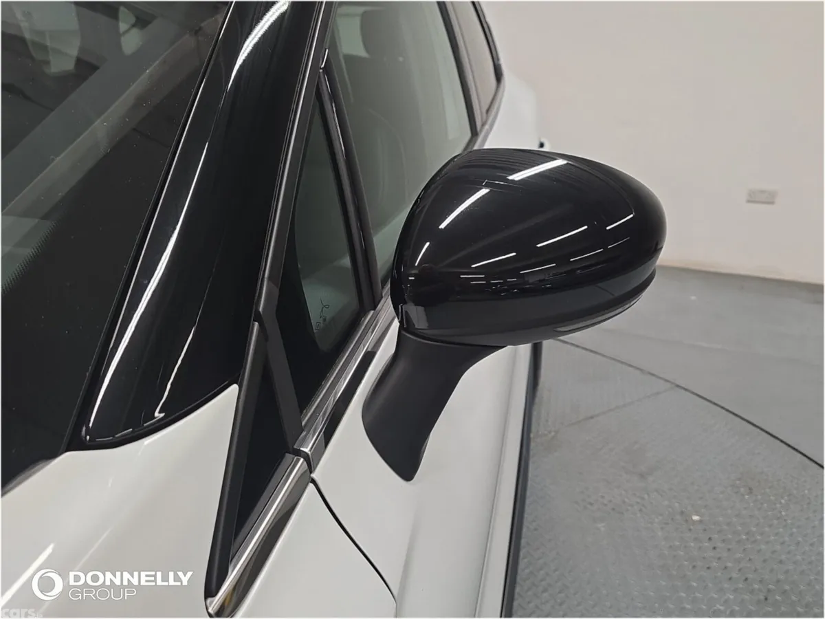 Renault Captur Hatchback, Petrol Hybrid, 2023, White