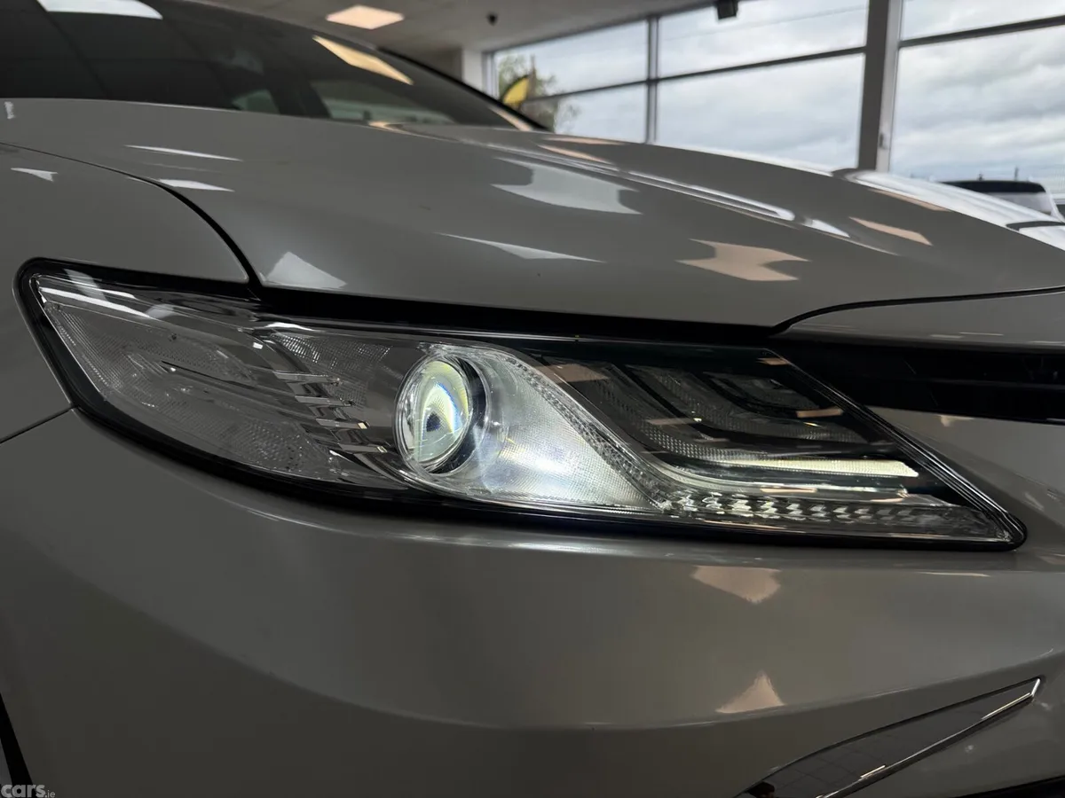 Toyota Camry Saloon, Petrol Hybrid, 2021, White