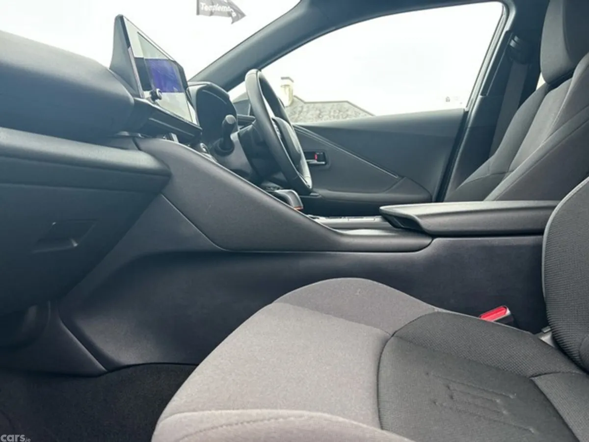 Toyota C-HR SUV, Petrol Hybrid, 2023, Silver