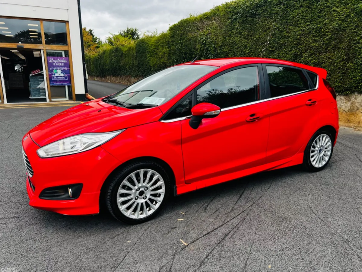 Ford Fiesta Hatchback, Petrol, 2015, Red