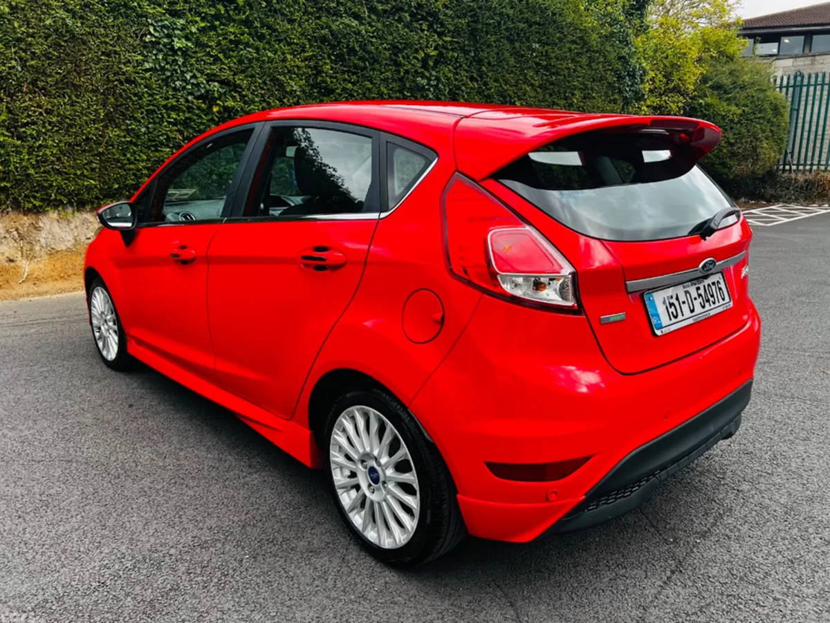 Ford Fiesta Hatchback, Petrol, 2015, Red