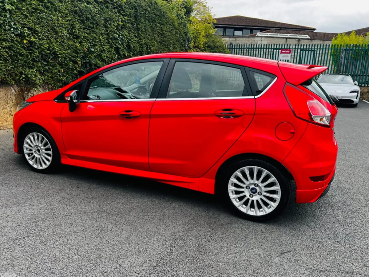 Ford Fiesta Hatchback, Petrol, 2015, Red