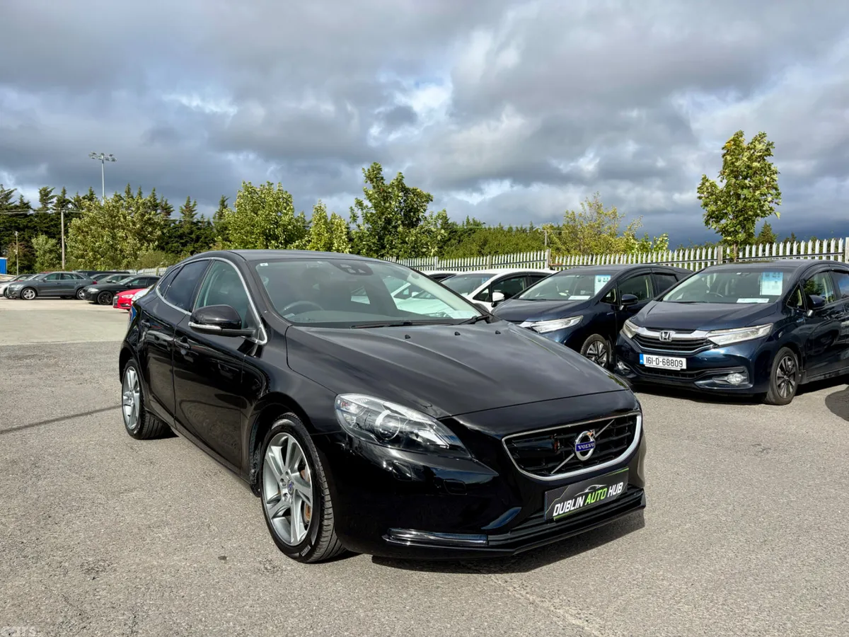 Volvo V40 Hatchback, Diesel, 2015, Black