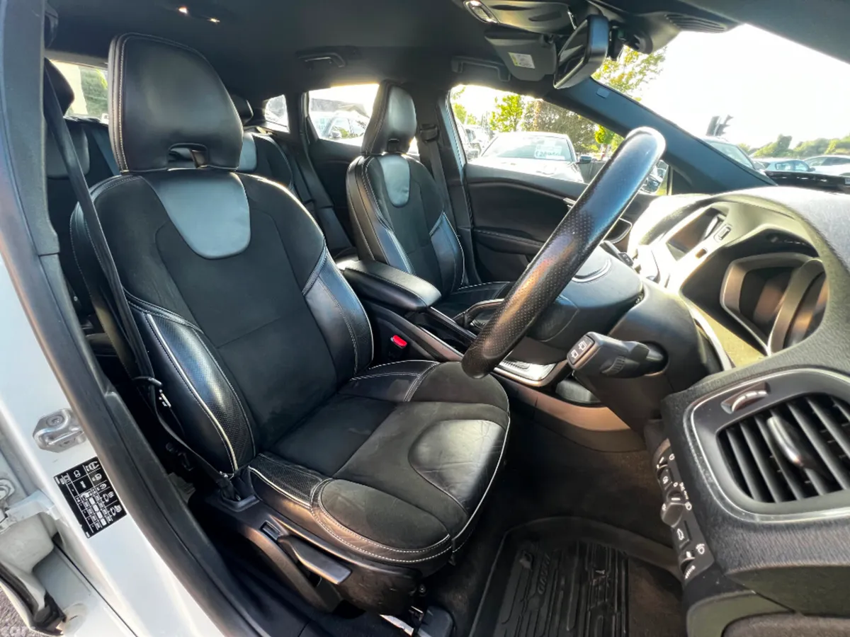 Volvo V40 Hatchback, Diesel, 2016, White