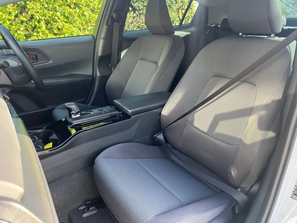 Toyota Prius Saloon, Petrol Hybrid, 2023, White