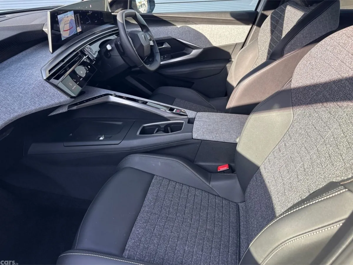 Peugeot 5008 SUV, Electric, 2025, White