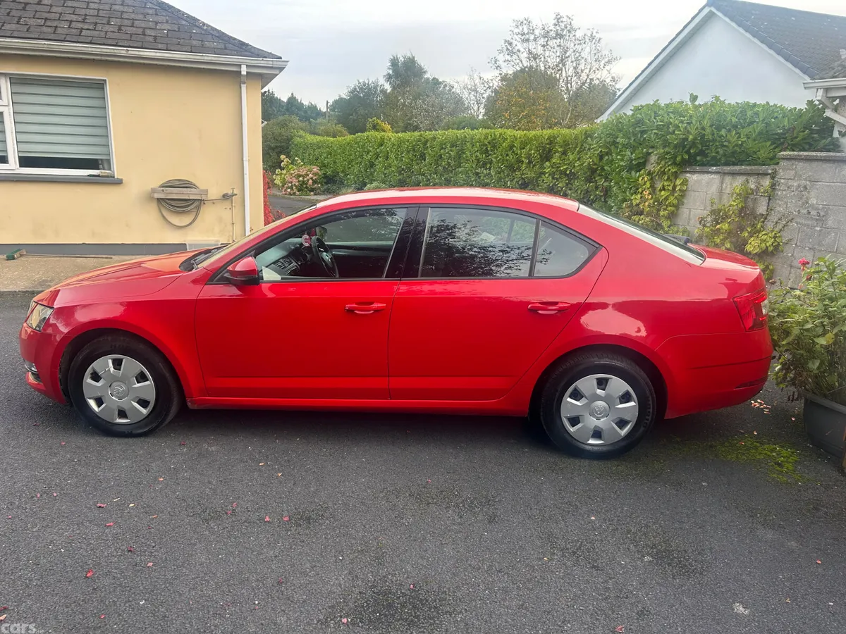 Skoda Octavia Saloon, Petrol, 2018, Red