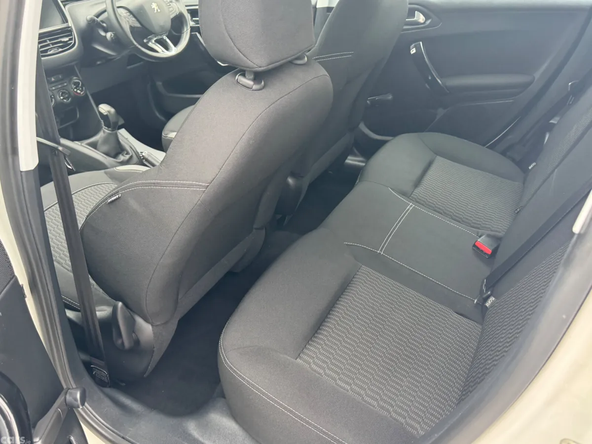 Peugeot 208 Hatchback, Petrol, 2016, White