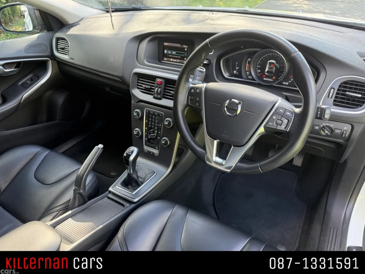 Volvo V40 Hatchback, Diesel, 2017, White