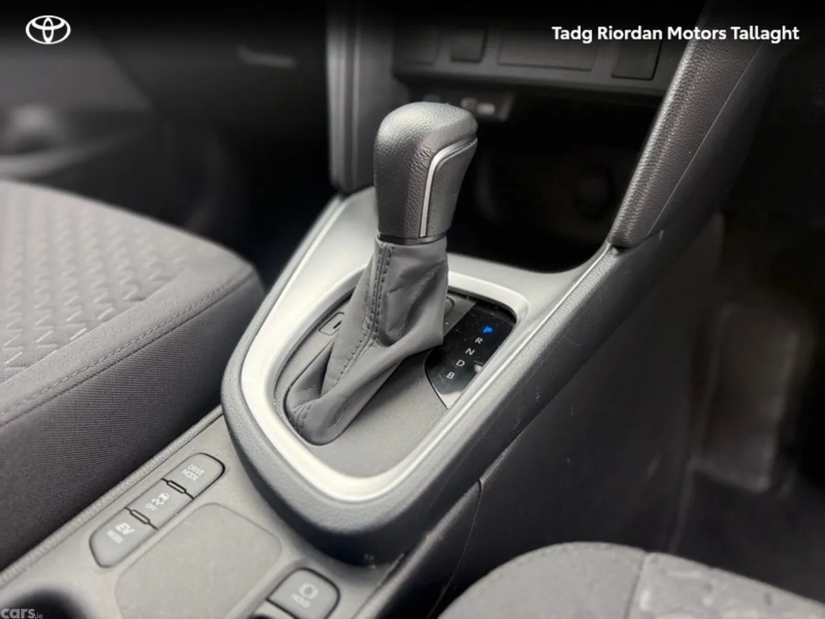 Toyota Yaris Cross Hatchback, Petrol Hybrid, 2024, Silver