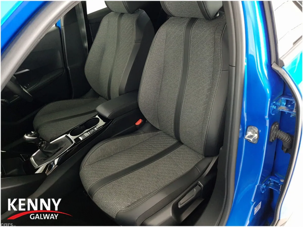 Peugeot 2008 MPV, Petrol, 2024, Blue