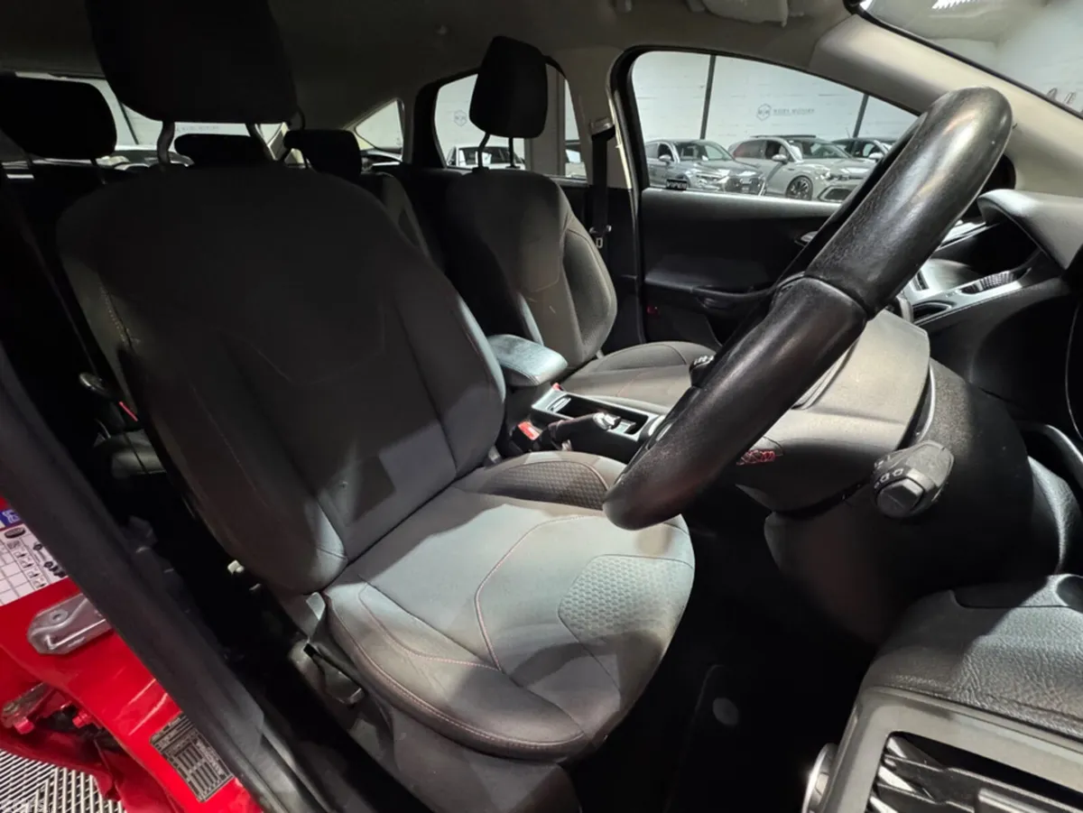 Ford Focus Hatchback, Diesel, 2016, Red