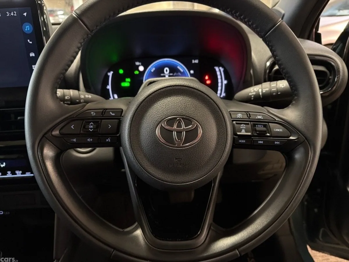 Toyota Yaris Cross Hatchback, Petrol Hybrid, 2026, Green