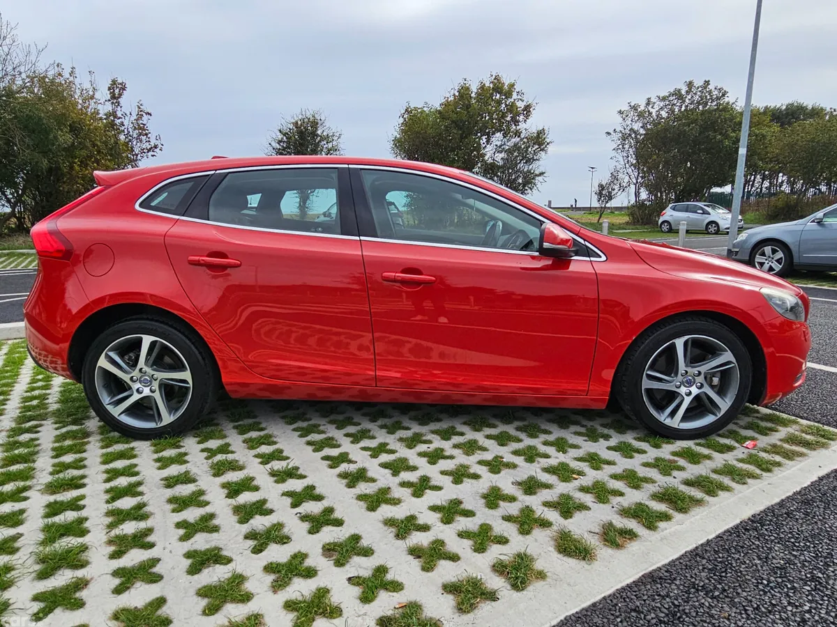 Volvo V40 Hatchback, Diesel, 2016, Red