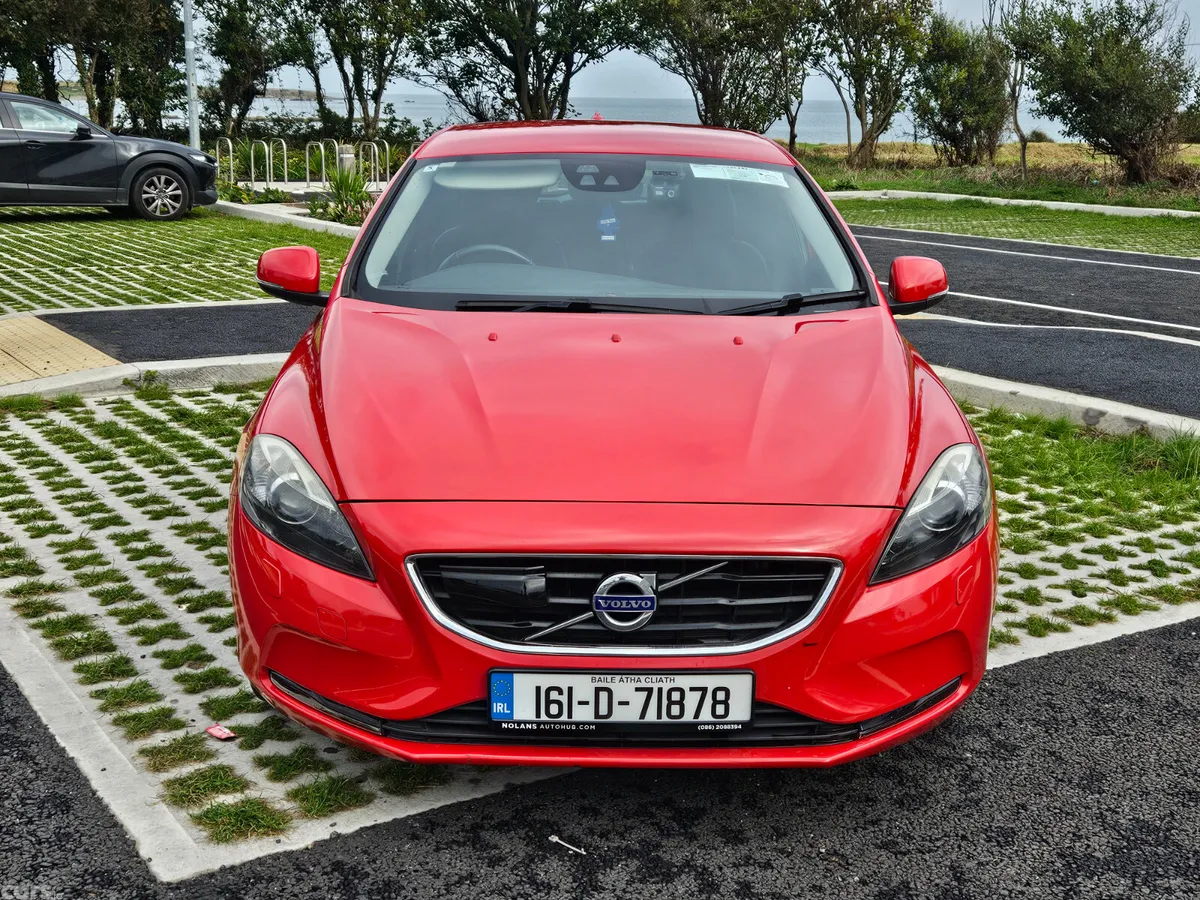 Volvo V40 Hatchback, Diesel, 2016, Red