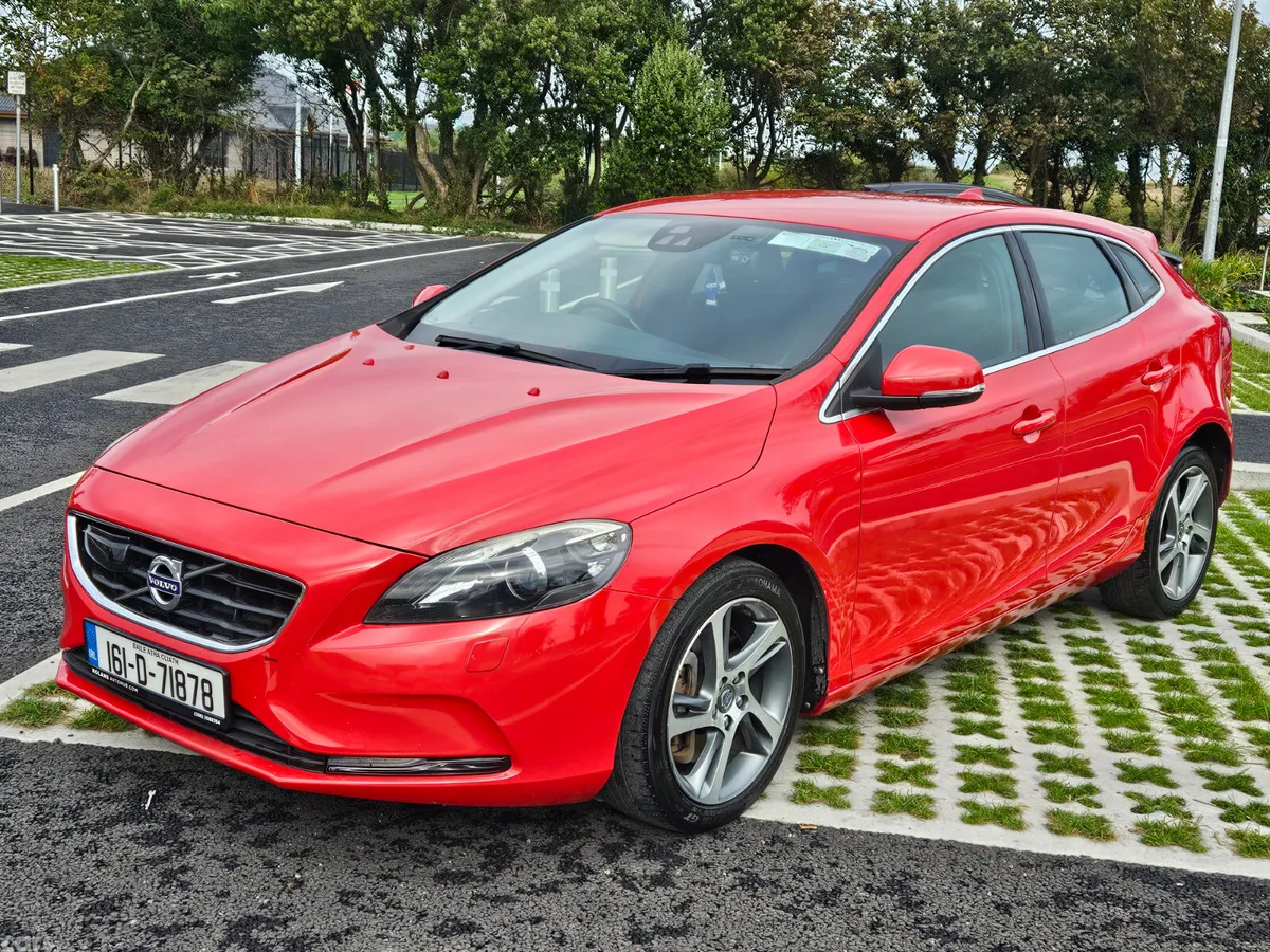 Volvo V40 Hatchback, Diesel, 2016, Red