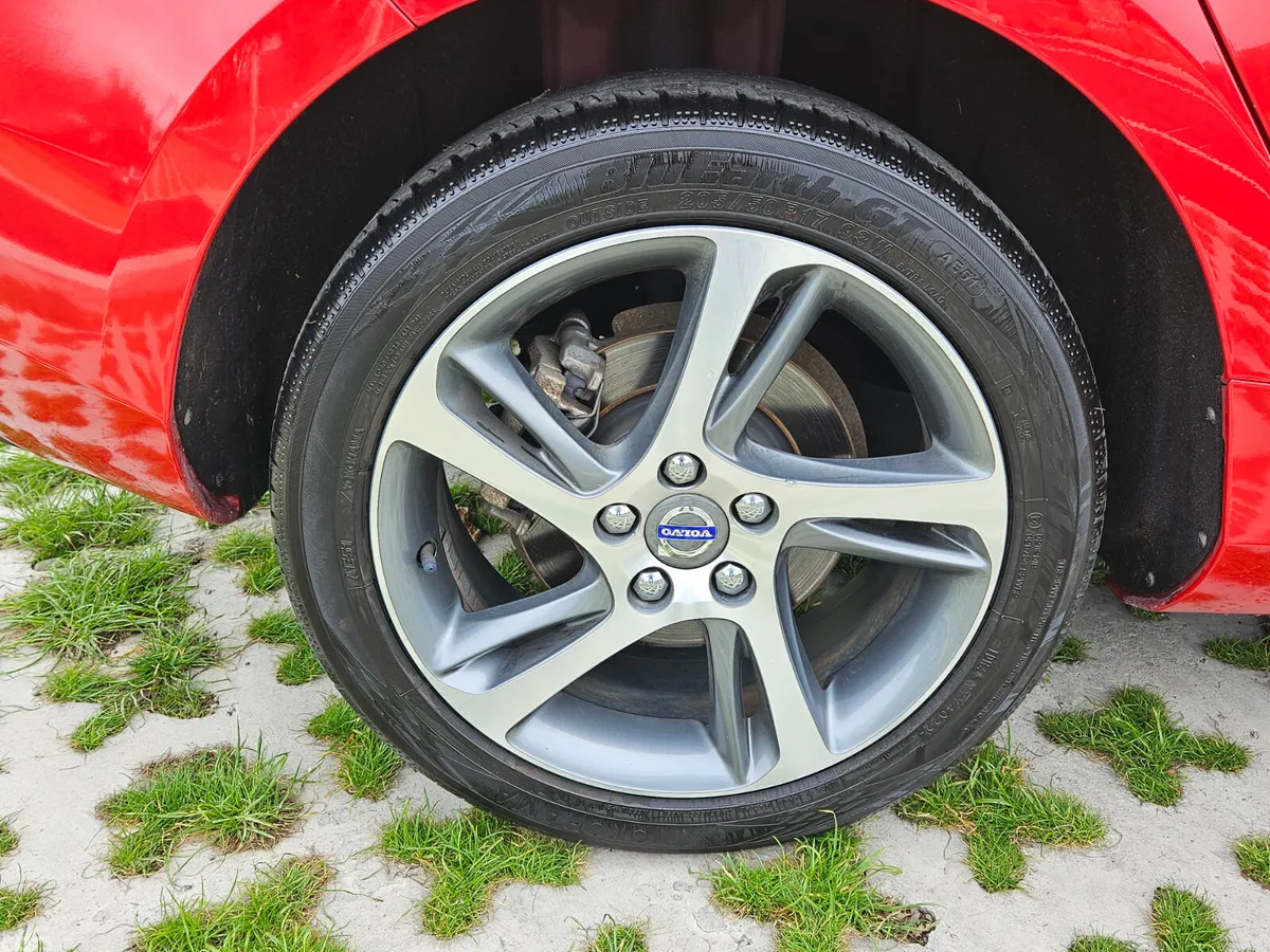 Volvo V40 Hatchback, Diesel, 2016, Red